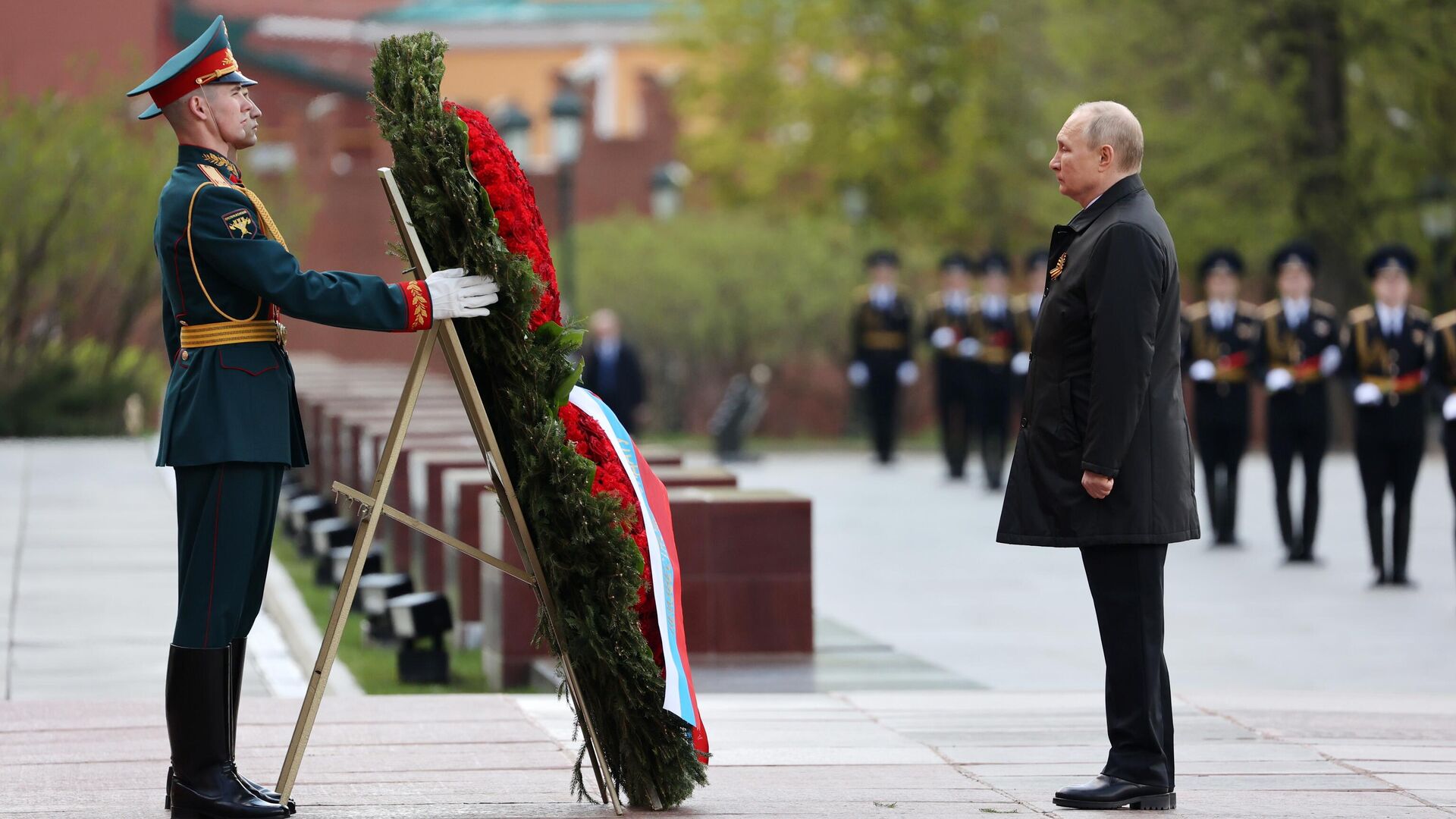 Президент РФ Владимир Путин на церемонии возложения цветов к Вечному огню у Могилы Неизвестного Солдата в Александровском саду - РИА Новости, 1920, 09.05.2022