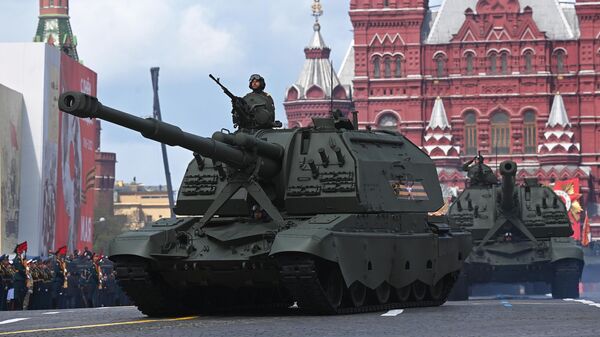 Самоходные артиллерийские установки (САУ) Мста-С на военном параде, посвященном 77-й годовщине Победы в Великой Отечественной войне, на Красной площади в Москве