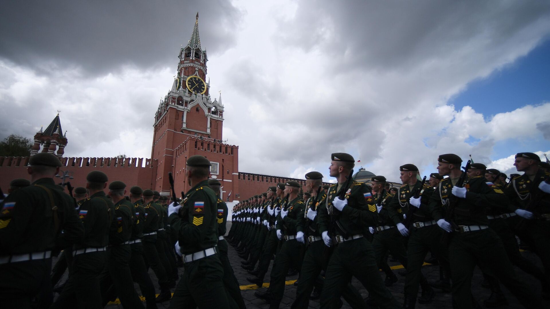 Военнослужащие парадных расчетов на военном параде, посвященном 77-й годовщине Победы в Великой Отечественной войне, на Красной площади в Москве - РИА Новости, 1920, 09.05.2022