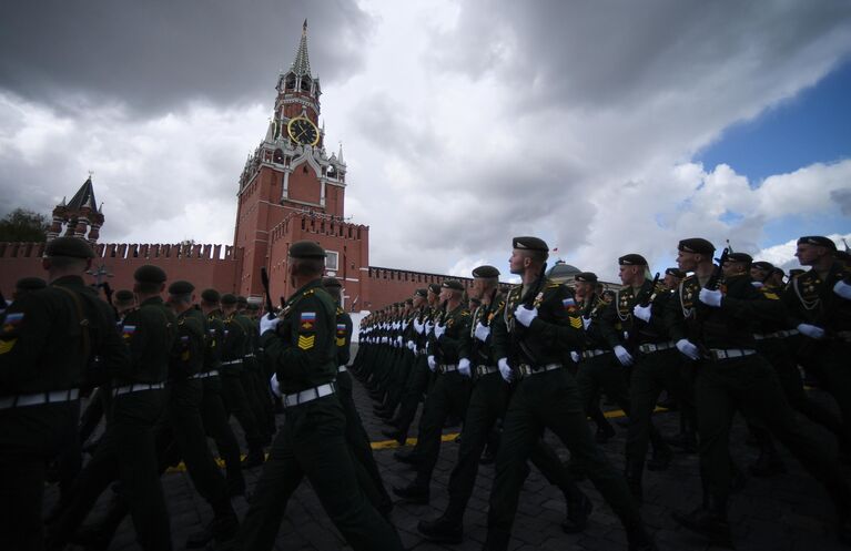 Военнослужащие парадных расчетов на военном параде, посвященном 77-й годовщине Победы в Великой Отечественной войне, на Красной площади в Москве