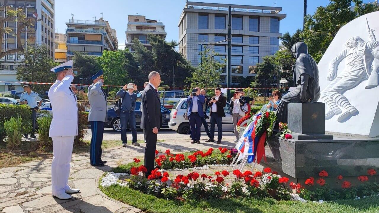 Посол России в Греции Андрей Маслов и атташе по вопросам обороны генерал-майор Александр Приходько возложили в афинском районе Каллифея венок к Памятнику советским воинам - РИА Новости, 1920, 09.05.2022