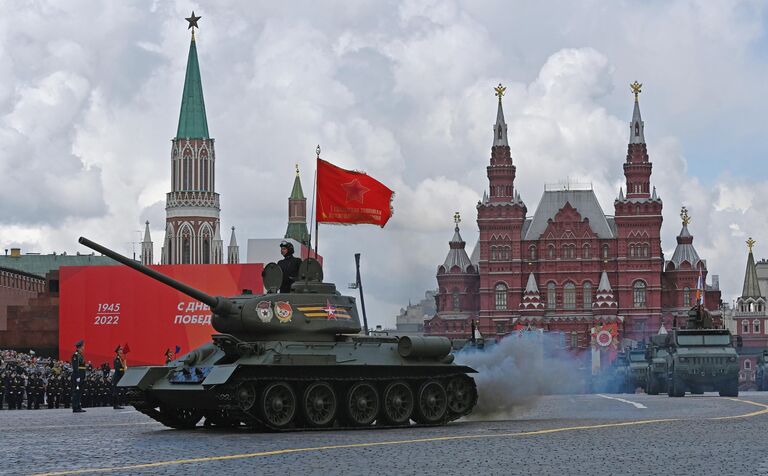 Танк Т-34-85 на военном параде, посвященном 77-й годовщине Победы в Великой Отечественной войне, на Красной площади в Москве