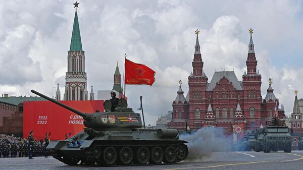 Танк Т-34-85 на военном параде, посвященном 77-й годовщине Победы в Великой Отечественной войне, на Красной площади в Москве