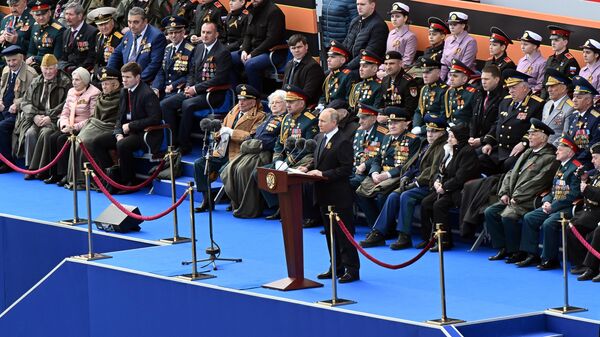 Президент России Владимир Путин выступает на военном параде