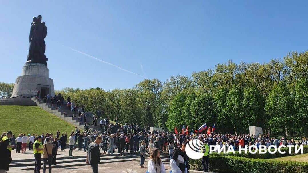 Российские дипломаты, дипломаты дружественных стран и жители Берлина возложили в День Победы цветы на Советском военном мемориале в Трептов-парке - РИА Новости, 1920, 09.05.2022