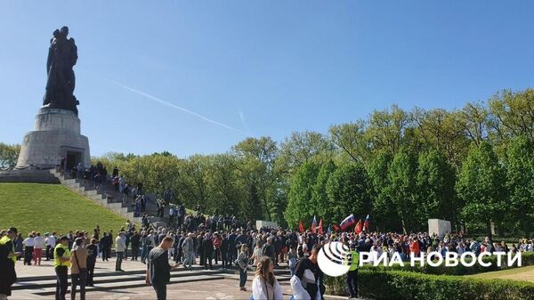 Российские дипломаты, дипломаты дружественных стран и жители Берлина возложили в День Победы цветы на Советском военном мемориале в Трептов-парке