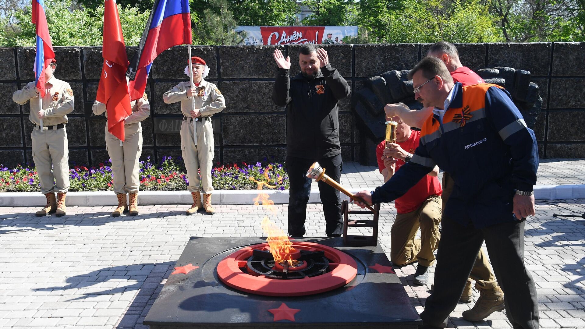 Глава Донецкой народной республики Денис Пушилин принимает участие в зажжении вечного огня на праздничных мероприятиях в Мариуполе - РИА Новости, 1920, 09.05.2022