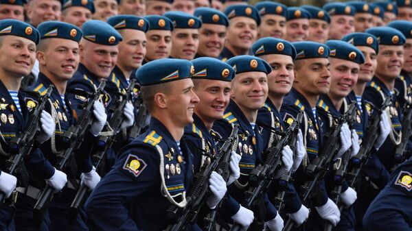 Россияне считают самыми красивыми мужчин-военных, показало исследование