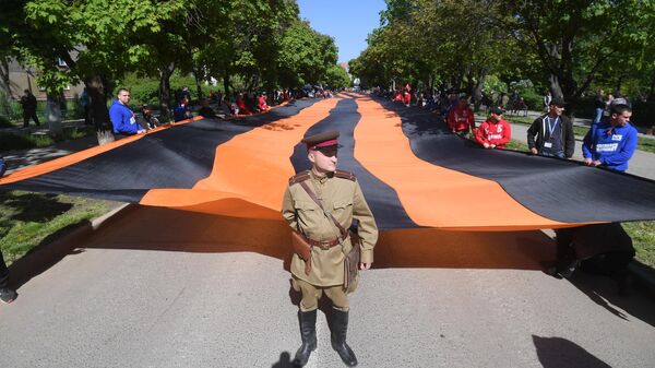 В ДНР развернули георгиевскую ленту вдоль мемориала Саур-Могила
