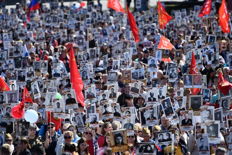 Участники акции Бессмертный полк, посвященной 77-й годовщине Победы в Великой Отечественной войне в Екатеринбурге