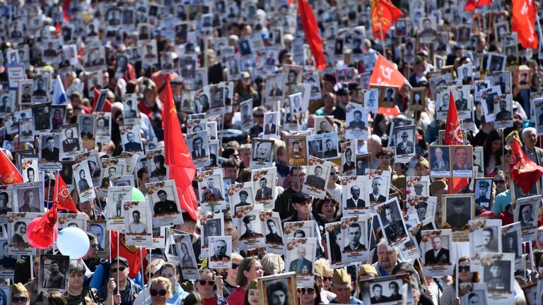 Участники акции Бессмертный полк, посвященной 77-й годовщине Победы в Великой Отечественной войне в Екатеринбурге