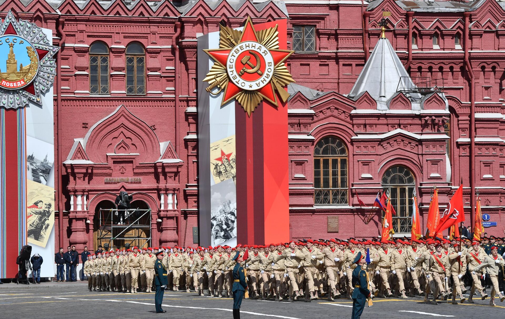 Парадный расчет общественного патриотического движения Юнармия на военном параде в честь 77-й годовщины Победы в Великой Отечественной войне - РИА Новости, 1920, 09.05.2022