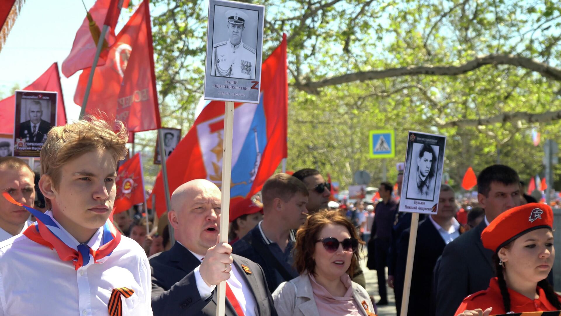 Губернатор Севастополя с портретом замкомандующего ЧФ Палия, погибшего в ходе спецоперации - РИА Новости, 1920, 09.05.2022