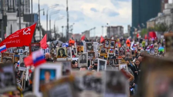 Участники акции Бессмертный полк, посвященной 77-й годовщине Победы в Великой Отечественной войне