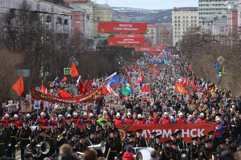 Участники акции Бессмертный полк в Мурманске