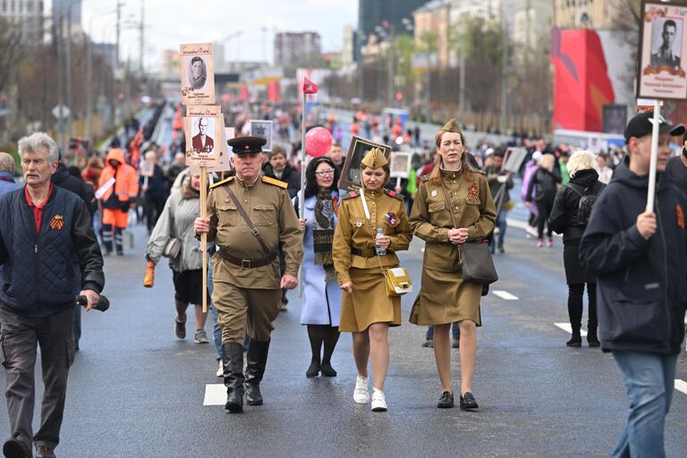 Участники шествия Бессмертный полк в Москве