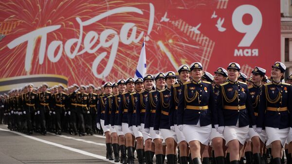 Парадный расчет женщин-военнослужащих на параде, посвященном 77-й годовщине Победы в Великой Отечественной войне, в Санкт-Петербурге