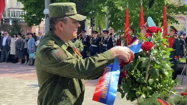 Глава ЛНР Леонид Пасечник возложил венки к памятникам героев ВОВ в центре Луганска 