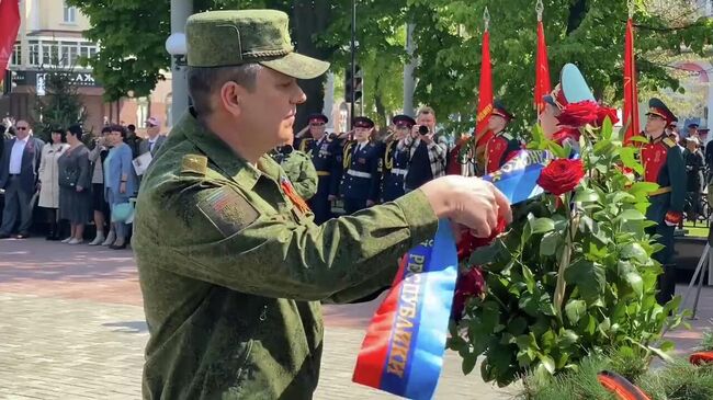 Глава ЛНР Леонид Пасечник возложил венки к памятникам героев ВОВ в центре Луганска 