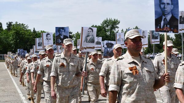 Участники акции Бессмертный полк на территории 201-й Гатчинской ордена Жукова дважды Краснознаменной военной базы в Душанбе