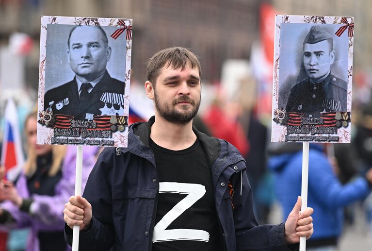 Участник шествия Бессмертный полк в Москве