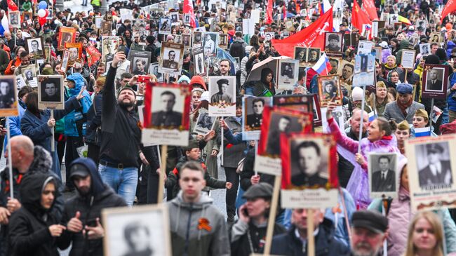 Участники акции Бессмертный полк, посвященной 77-й годовщине Победы в Великой Отечественной войне, в Москве