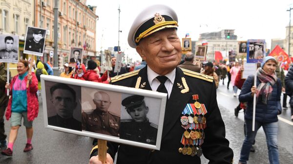 Участник акции Бессмертный полк, посвященной 77-й годовщине Победы в Великой Отечественной войне, в Москве