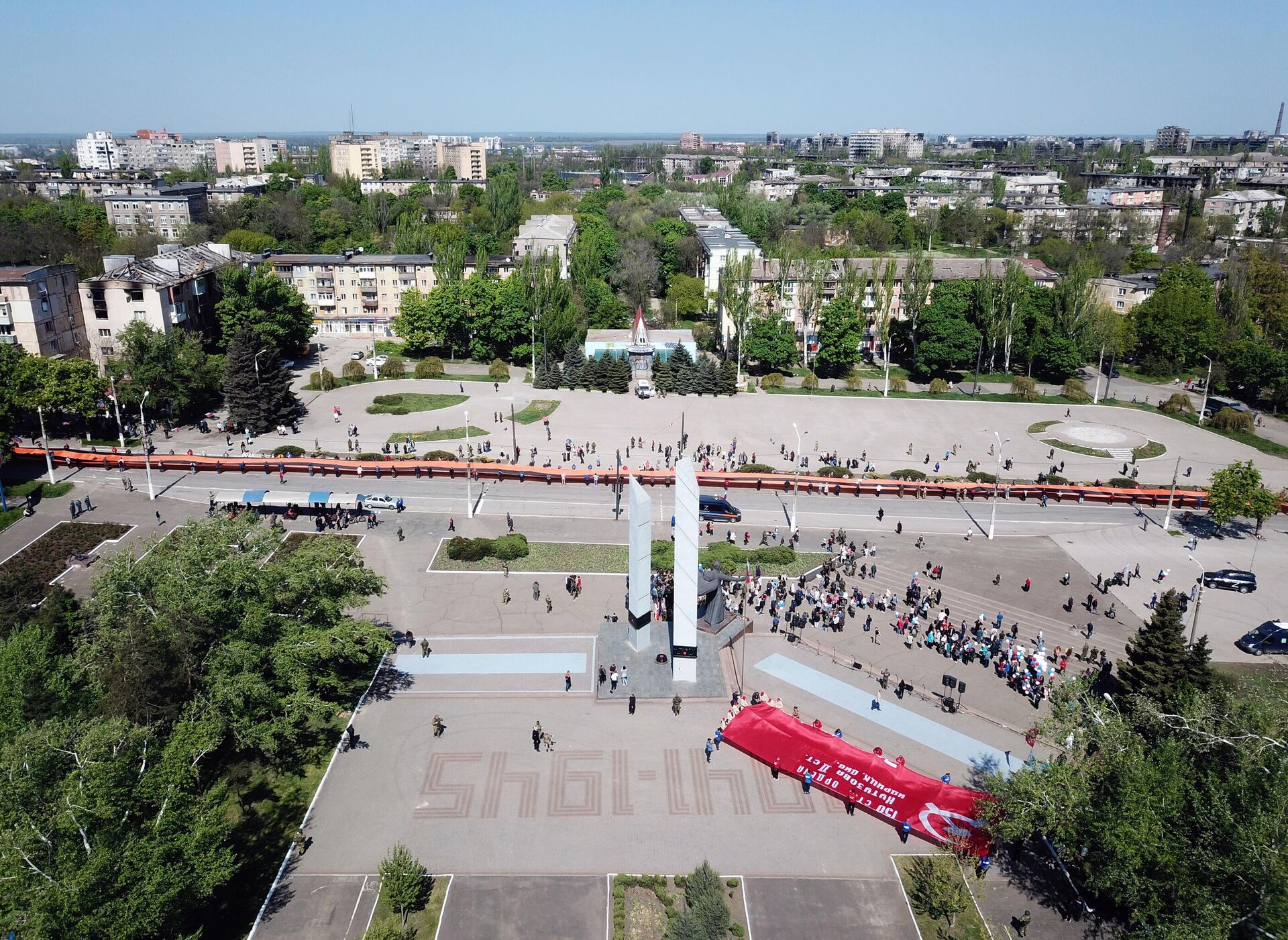 Колонна людей во время шествия с 300-метровой георгиевской лентой в Мариуполе на праздничных мероприятиях, посвященных 77-й годовщине Победы в Великой Отечественной войне - РИА Новости, 1920, 09.05.2022