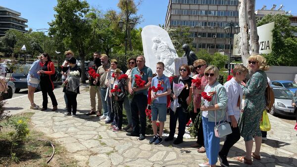 Участники торжественных мероприятий в честь 77-летия Великой Победы возле памятника советским воинам в афинском районе Каллифея