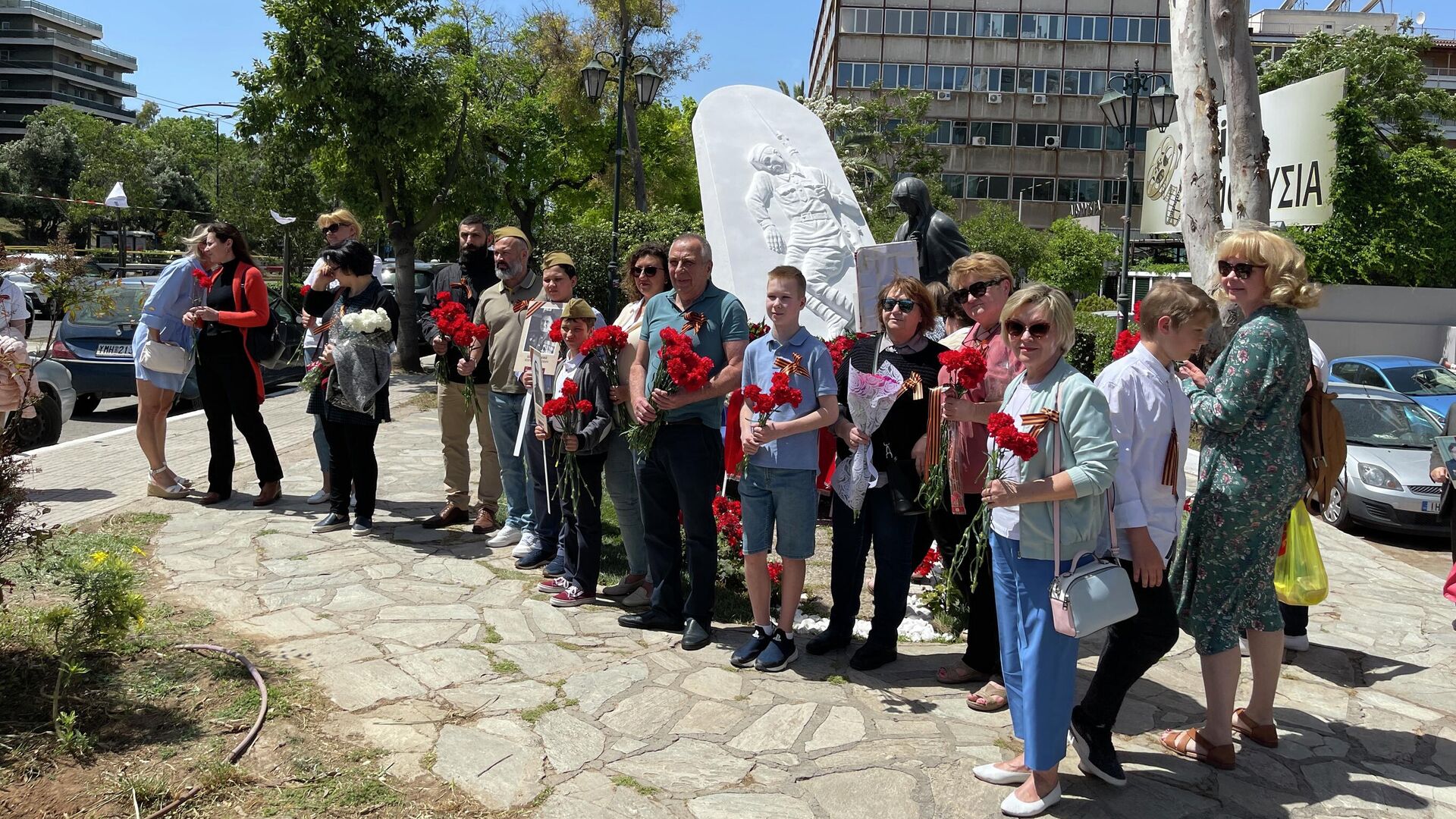 В Афинах десятки людей отметили День Победы у памятника советским воинам -  РИА Новости, 09.05.2022