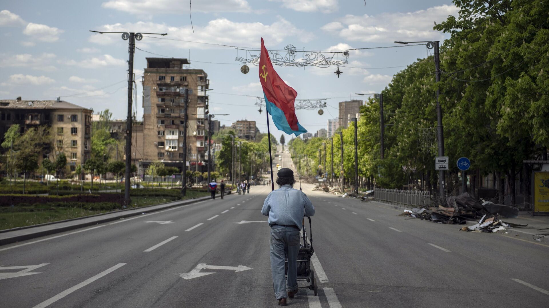 Мужчина в центре Мариуполя во время праздничных мероприятий, посвященных 77-й годовщине Победы в Великой Отечественной войне - РИА Новости, 1920, 09.05.2022