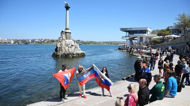 Люди гуляют на набережной в Севастополе на 9 Мая