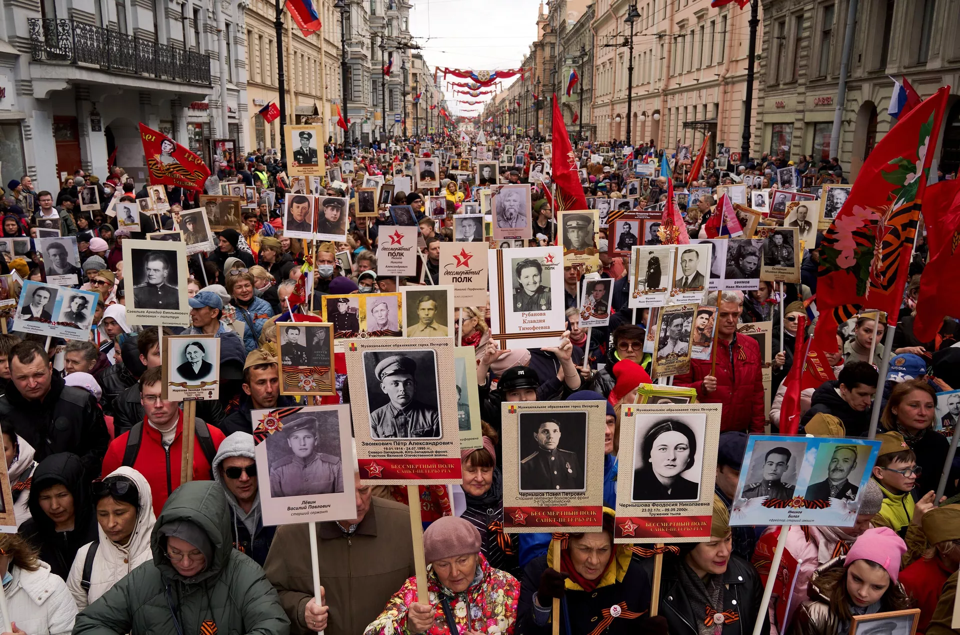 Участники акции Бессмертный полк, посвященной 77-й годовщине Победы в Великой Отечественной войне в Великой Отечественной войне в Санкт-Петербурге - РИА Новости, 1920, 03.05.2023