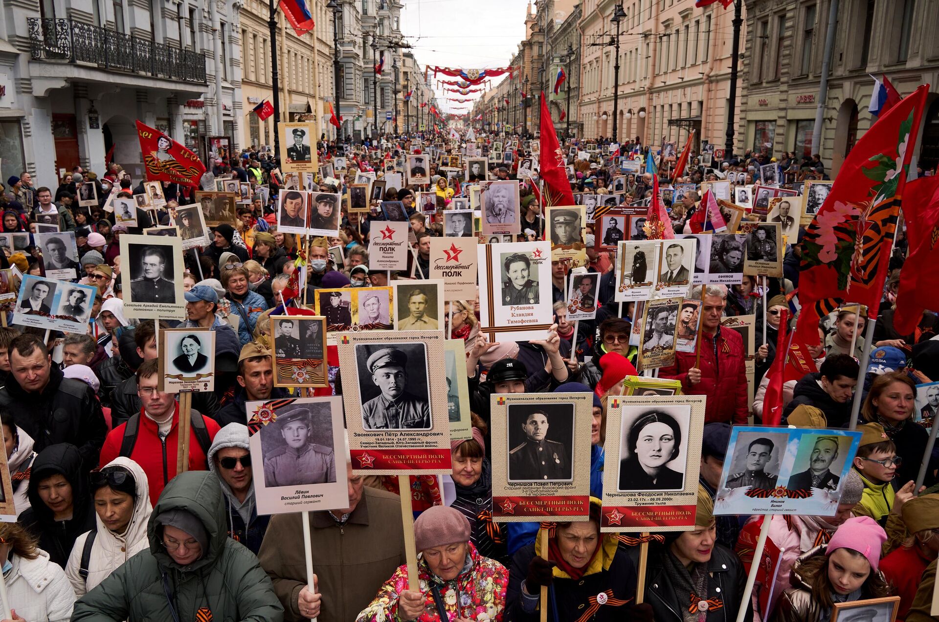 Участники акции Бессмертный полк, посвященной 77-й годовщине Победы в Великой Отечественной войне  в Великой Отечественной войне в Санкт-Петербурге - РИА Новости, 1920, 03.05.2023