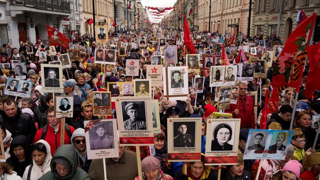 Участники акции Бессмертный полк, посвященной 77-й годовщине Победы в Великой Отечественной войне  в Великой Отечественной войне в Санкт-Петербурге