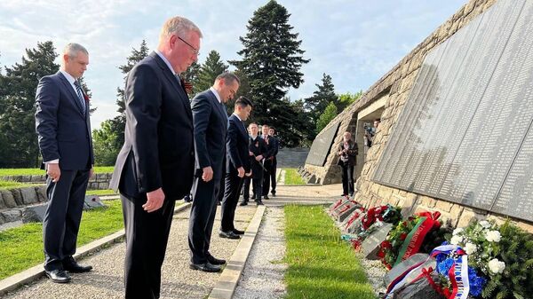 Сотрудники посольств России, Белоруссии и Казахстана возложили венки на военно-мемориальном комплексе Славин в Братиславе