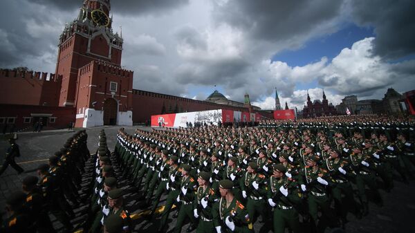 Военнослужащие парадных расчетов на военном параде, посвященном 77-й годовщине Победы в Великой Отечественной войне, на Красной площади в Москве