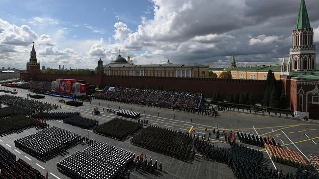 Парадный расчет военнослужащих на военном параде, посвященном 77-й годовщине Победы в Великой Отечественной войне на Красной площади в Москве