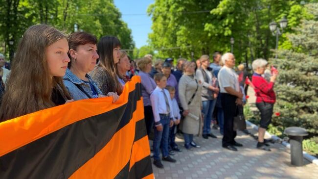 Жители Волновахи на церемонии зажжения Вечного огня