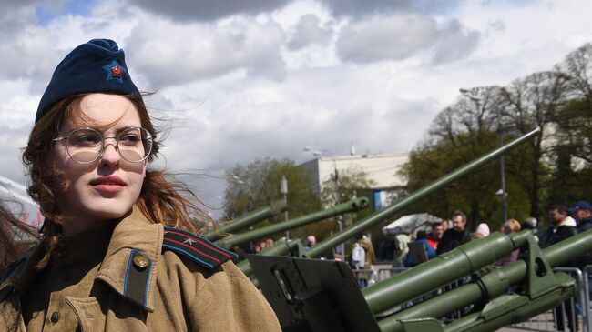 Участница празднования Дня Победы в ЦПКиО им. Горького в Москве