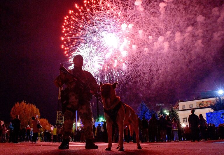 Праздничный салют в Луганске в честь 77-летия Победы в Великой Отечественной войне