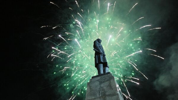 Праздничный салют в честь Дня Победы у памятника адмиралу П.С. Нахимову в Севастополе. 