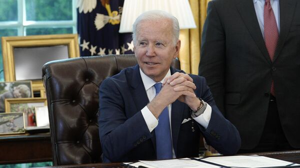 Президент США Джо Байден после подписания закона о ленд-лизе для Украины в Белом доме в Вашингтоне