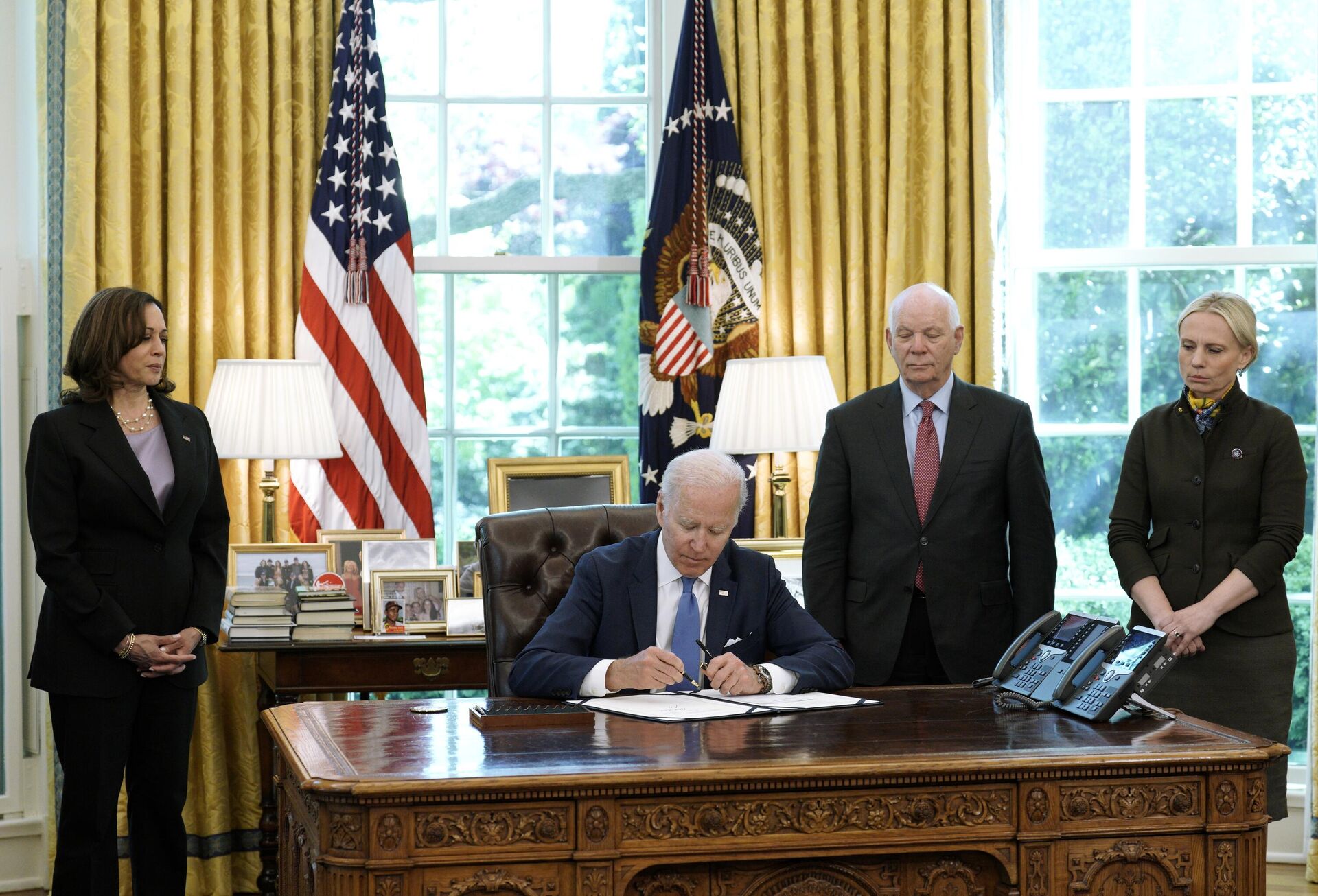 Президент США Джо Байден подписывает закон о ленд-лизе для Украины в Белом доме в Вашингтоне - РИА Новости, 1920, 18.05.2022