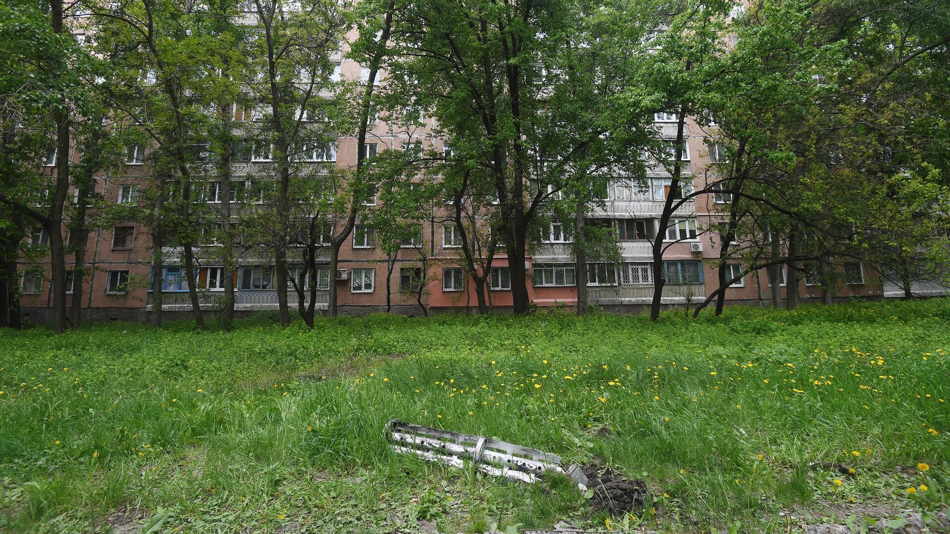 Фрагмент снаряда, прилетевшего во двор дома в Донецке - РИА Новости, 1920, 01.06.2022