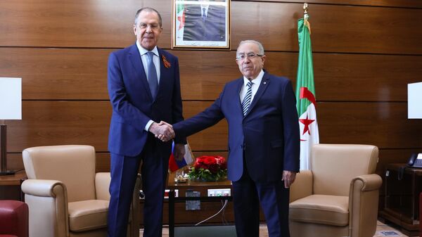 Министр иностранных дел РФ Сергей Лавров и министр иностранных дел Алжира Рамтан Ламамра на переговорах в Алжире