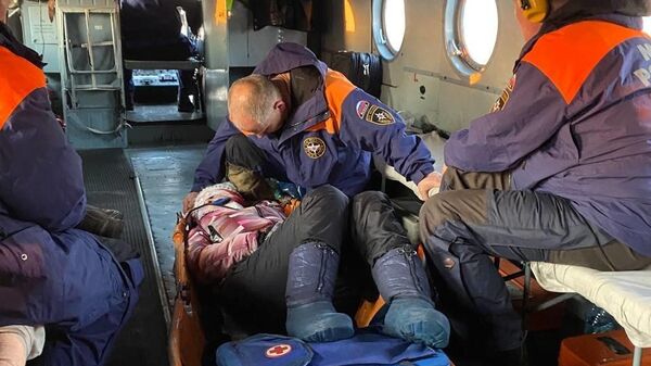 Спасатели МЧС эвакуировали туристку с хребта Борус 