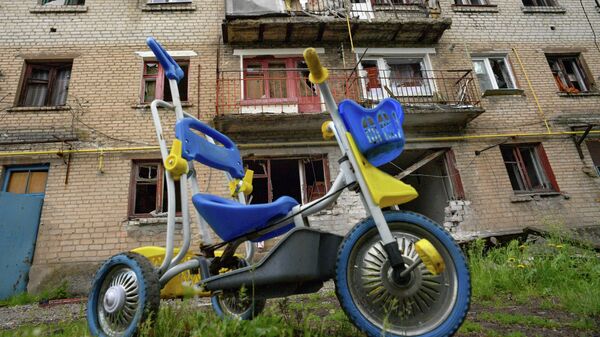 Детский велосипед у жилого дома в городе Попасная