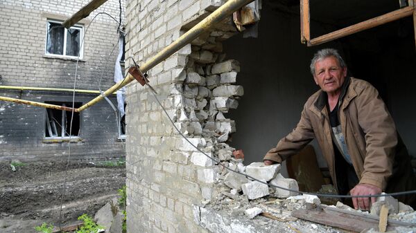 Мужчина в своем разрушенном доме в ЛНР