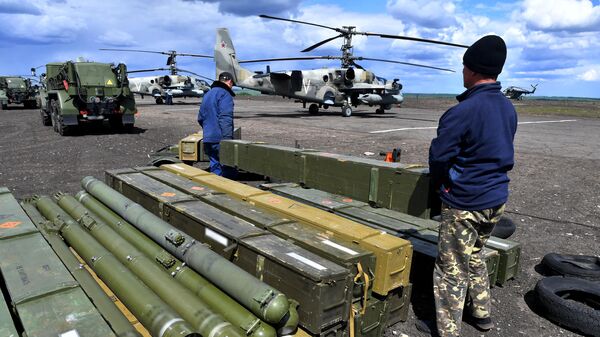 Механики разгружают боеприпасы для вертолетов Ка-52 ВКС России